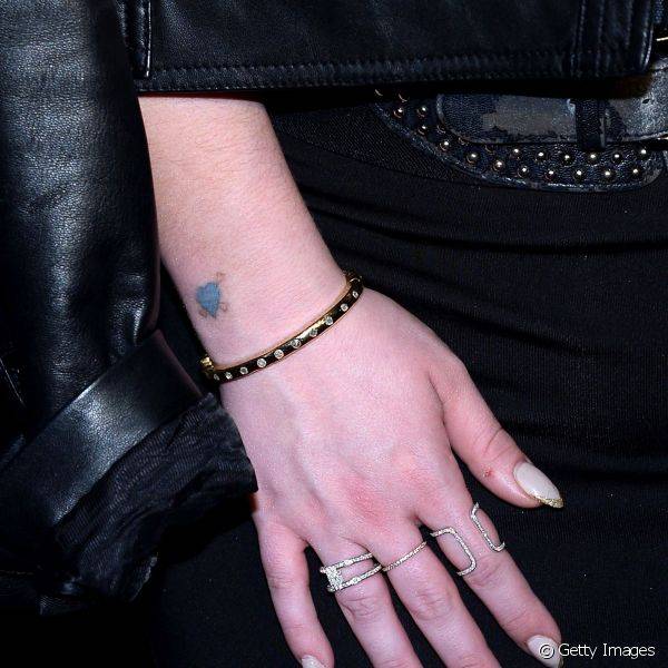Para um evento em Las Vegas esse ano Kelly usou uma nail art mais sofisticada e criou uma fina inglesinha com glitter dourado
